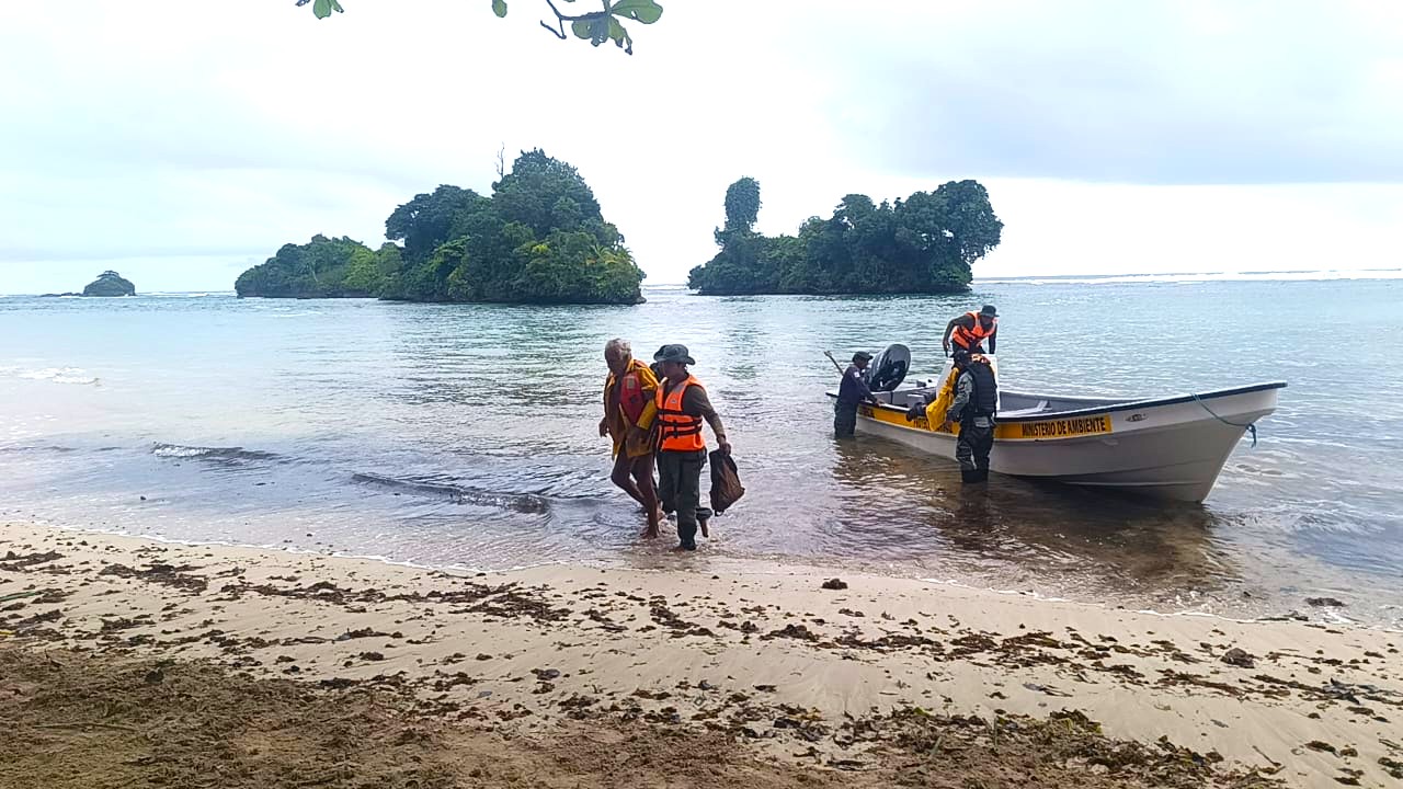 Rescatan a dos turistas náufragos en Bocas del Toro
